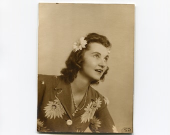 Matching her jacket, vintage studio photo