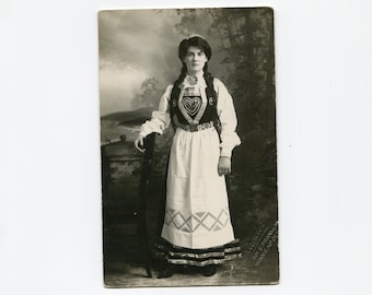 Femme norvégienne, photo rppc antique