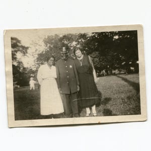 Policier, photo instantanée ancienne, famille afro-américaine