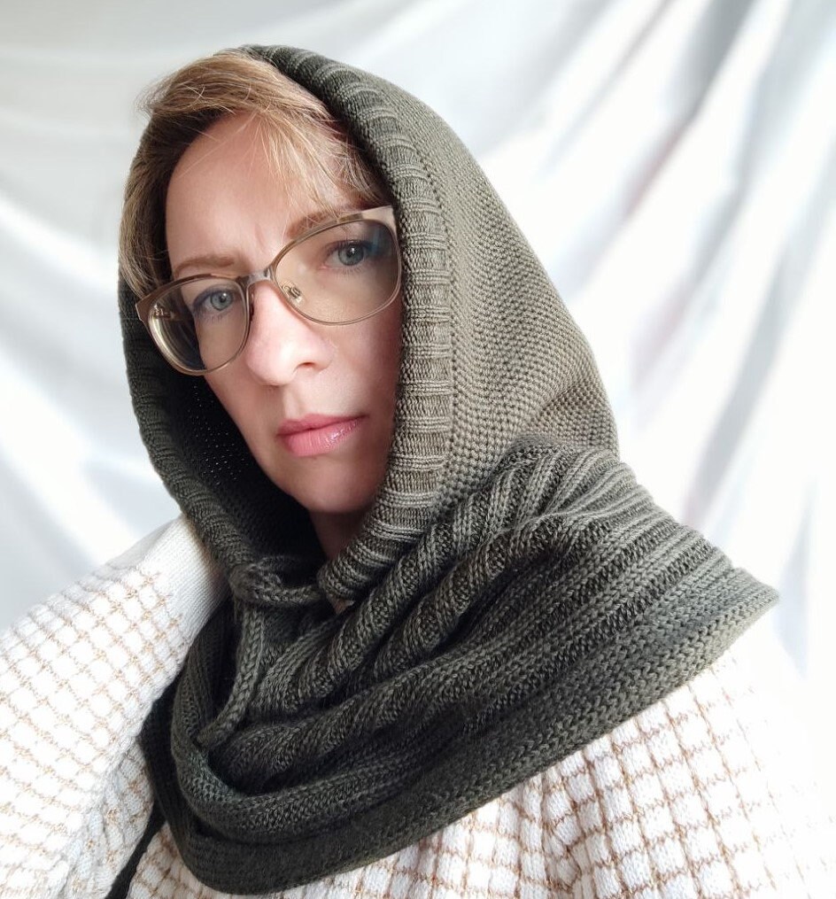 Handmade Merino Wool Hooded Scarf: Soft Knit Women display picture 2
