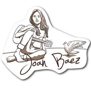 Peut inclure: Un dessin au trait noir et blanc d'une femme assise avec une guitare et une colombe. La femme porte une chemise à manches longues et un pantalon. Le texte "Joan Baez" est écrit en cursive sous l'image.