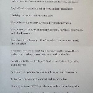 Peut inclure: Une liste de parfums de bougies et leurs descriptions. Les parfums incluent A Thousand Wishes, Apple, Birthday Cake, Black Cherry, Black Coconut, Black Ice, Bombshell, Bum Bum, Butt Naked, Butter Beer, Champagne Toast et Clean Cotton.