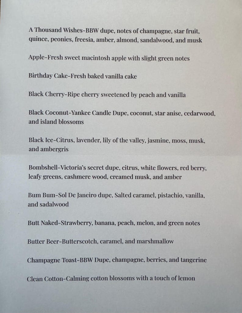Peut inclure: Une liste de parfums de bougies et leurs descriptions. Les parfums incluent A Thousand Wishes, Apple, Birthday Cake, Black Cherry, Black Coconut, Black Ice, Bombshell, Bum Bum, Butt Naked, Butter Beer, Champagne Toast et Clean Cotton.