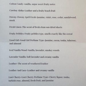 Peut inclure: Une liste de diff&eacute;rents parfums et leurs descriptions. Les parfums incluent Coconut, Cotton Candy, Cowboy Aloha, Downy, Fresh Linen, Fruity Pebbles, Good Girl, Iced Vanilla Wood, Lavender Vanilla, Leather, Leather and Lace, et Lost Cherry.