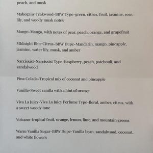 Peut inclure: Une liste de noms de parfums et de descriptions, y compris des notes de mandarine, bergamote, orange, p&ecirc;che, musc, vert, agrumes, fruits, jasmin, rose, lys, poire, mangue, ananas, framboise, patchouli, bois de santal, noix de coco, vanille, ambre, citron, citron vert et fleurs blanches.