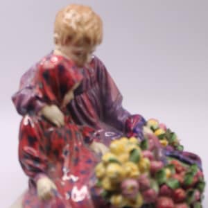 Vintage Royal Doulton Figurine - &quot;The Flower Seller&#39;s Children&quot; HN1342  -  England - 8 3/4&quot; tall 8&quot; wide  1950 Item SUPERB