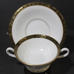 Royal Worcester Cream Soup Cup & Saucer &quot;Mountbatten&quot; Czarny pasek, Złote pierścienie I, Porcelana, Wycofany ze sprzedaży w 1994 r. Darmowa wysyłka
