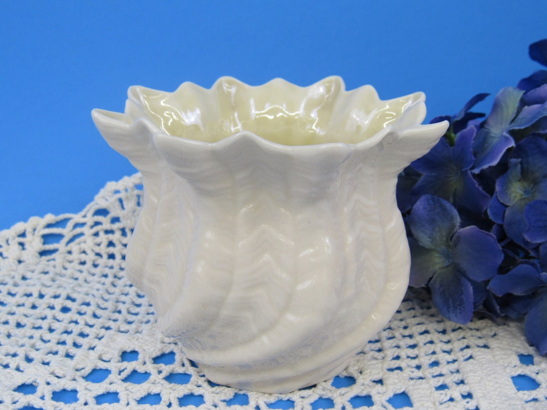 Vintage Belleek Vintage Porcelain Shell Vase in Like New Condition. 3rd