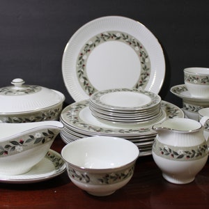 Wedgwood Louisiana 29-Piece Dinner Set: Red & White Floral Vintage China