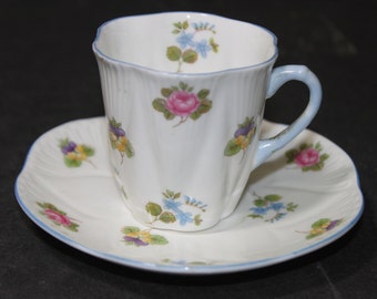 Tazza e piattino Shelley Demitasse: rosa, viola del pensiero, nontiscordardime floreale