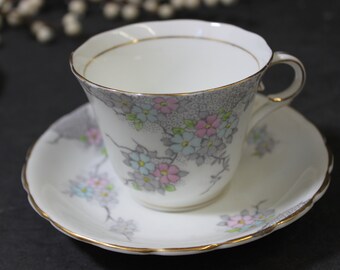 Taza y platillo de porcelana fina Colclough / Estampado floral pastel, Hecho en Inglaterra