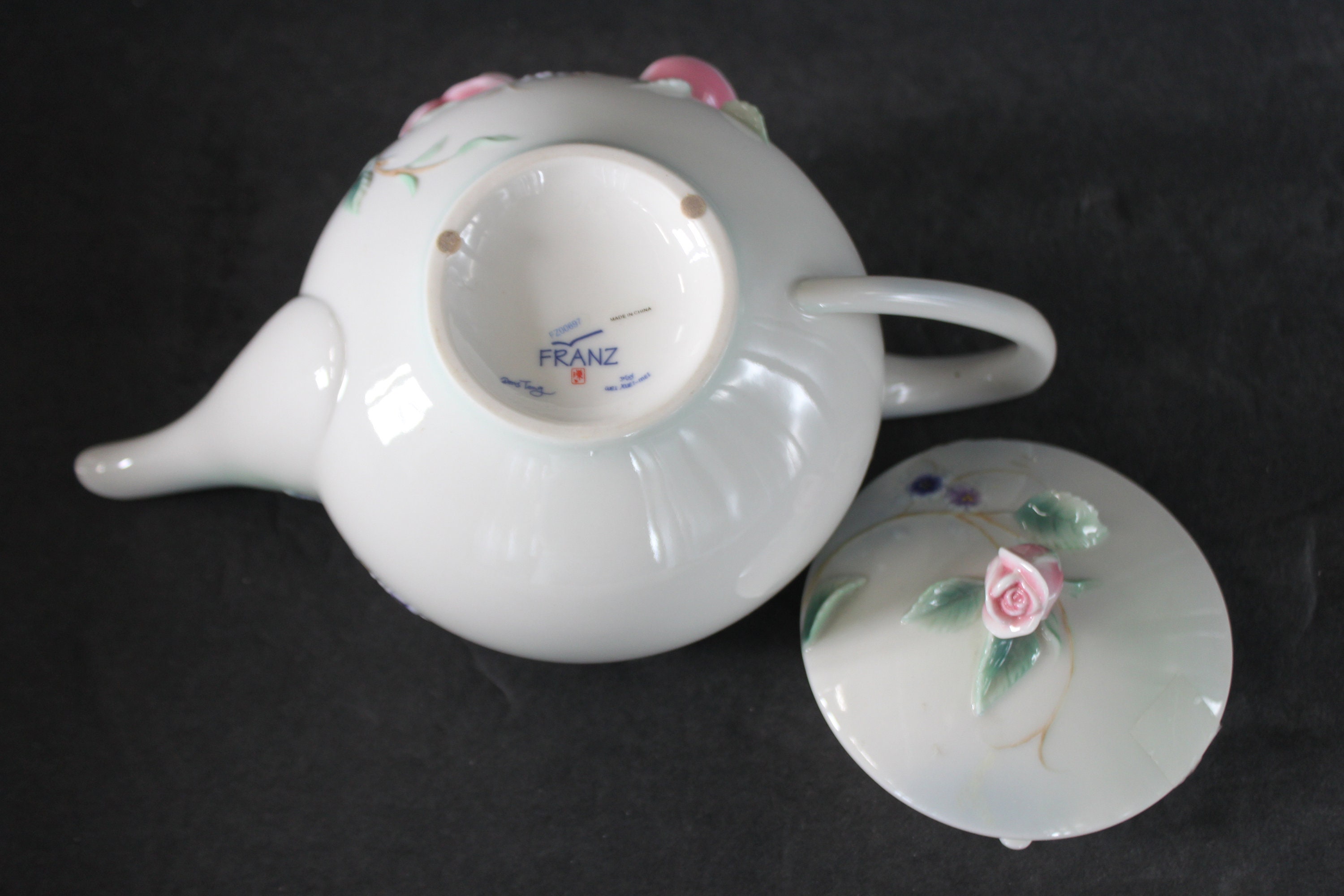 Franz Porcelain english Garden Rose Sculptured Teapot Franz Porcelain english Garden Rose Sculptured Teapot