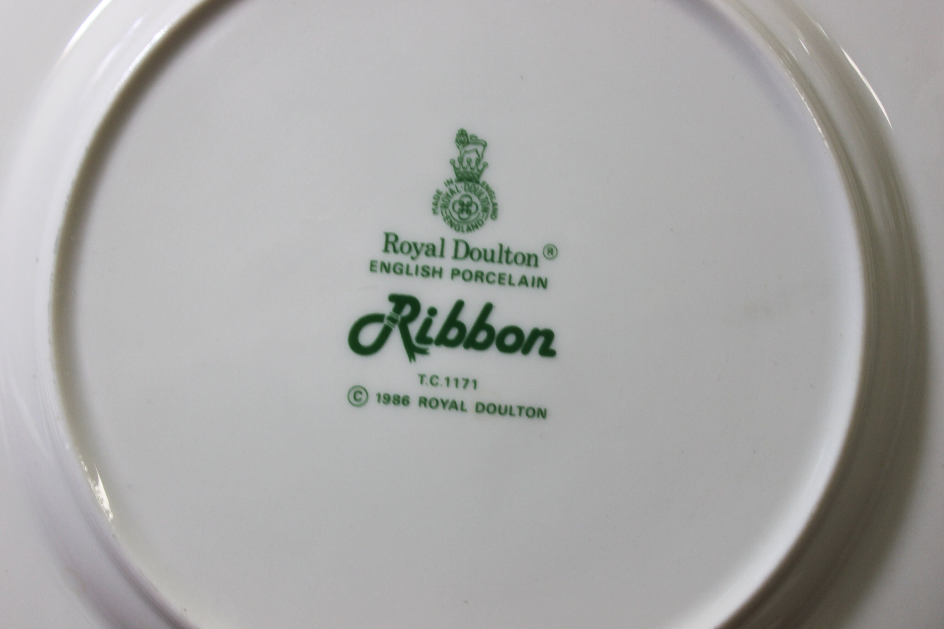 ヴィンテージ ロイヤルドルトン リボン サラダプレート - 英国製