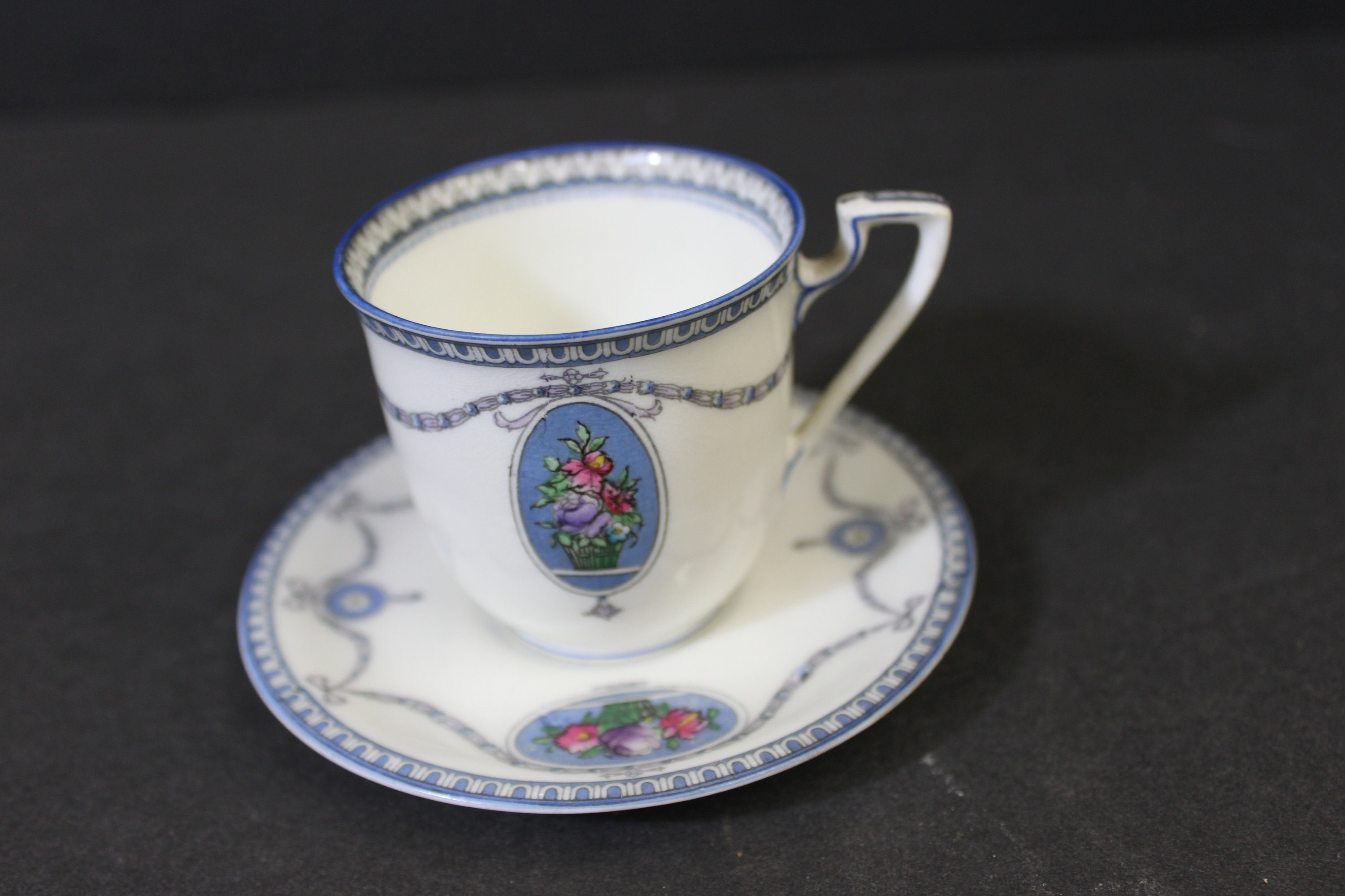 工芸品 Worcester Cup Royal Worcester Pattern W9461 Demitasse Cup & Saucer c. 1922