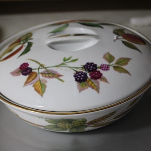 Royal Worcester &quot;Evesham Gold&quot; Round Covered Casserole Bowl, Royal Worcester Evesham Gold