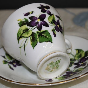 Vintage Delphine theekop en schotel | Bloemen theekopje, Engels theekopje, fijn porseleinen theekopje, theekransje theekopje, mooi theekopje, zwarte bloemen
