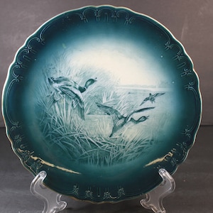 Antyczna ceramika Buffalo „Three Wood Ducks” 9 1/4" Talerz obiadowy Wiek 100 lat, 1907 Talerz gabinetowy Buffalo Pottery