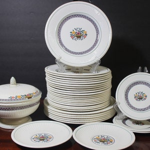 33 Piece  Wedgwood Trentham - Early Set 1940's - UK Dinner Set, Edme, Red & Navy Blocks, Flower Urn Great Condition