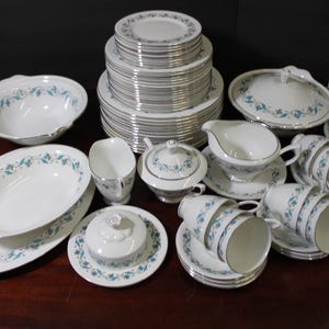 Vajilla Royal Albert de 76 piezas "Harmony", diseño de flores color aguamarina en el borde, superficie lisa, detalles en platino, en excelente estado. HAGA SU OFERTA.