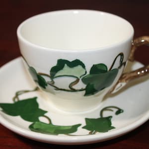 Conjunto de xícara e pires Metlox Poppytrail &quot;California Ivy&quot; | Folhas verdes de hera, hastes marrons descontinuadas em 1986