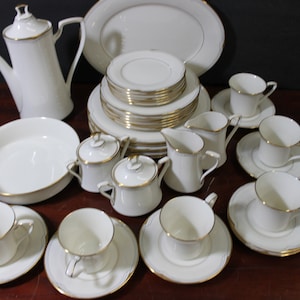 Golden Cove von Noritake.  78 einzelne Stücke zum Verkauf , New Traditions, Grau / Weiß Geometrisch Eingestellt 1999