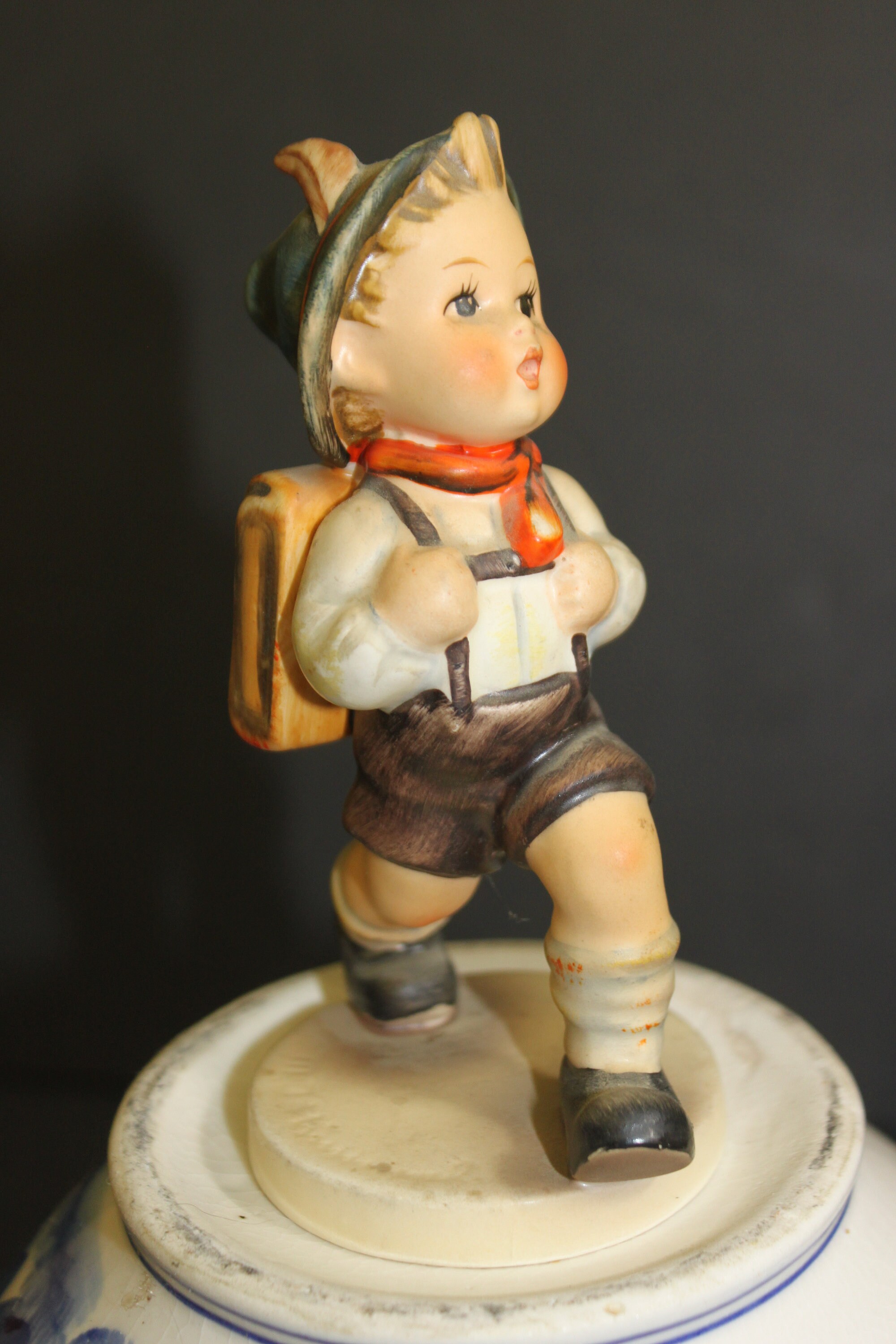 陶器製少年フィギュア バスケット付き　Goebel Vintage Goebel Hummel 