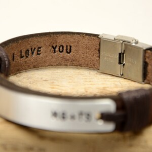 Pulsera de cuero personalizada, con mensaje grabado a medida, hecha a mano.