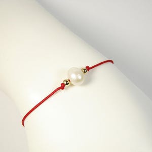 Red String Pearl Bracelet. Adjustable Thin Thread Bracelet, Single Freshwater Pearl Cord, Dainty Minimalist Jewelry, Good Luck Bracelet Gift