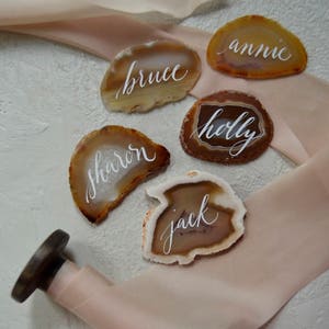 Agate Slice Place Cards - Agate Escort Cards - Agate Wedding Favor - Geodes with Calligraphy - Wedding Place Card - Wedding Escort Card