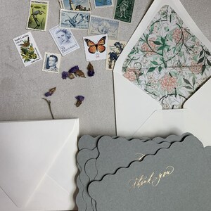 Juego de 6 / Tarjetas de agradecimiento con borde ondulado y sobres forrados / Tarjetas de agradecimiento con franqueo vintage