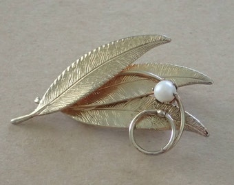 A Vintage Faux Pearl & Gold Tone Brooch - Etsy