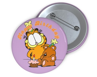 Botón/pin de cumpleaños de Garfield con dibujos animados: Insignia de gato y oso de peluche (2,25 pulgadas)