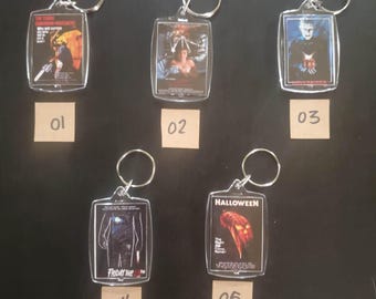 Horror Movie Poster Keychain - Classic Slasher Bag Charm - Retro Halloween Gift - 70s 80s Horror Fan Accessories - Spooky Film Keyring