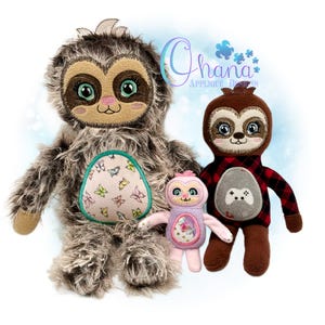 Puede incluir: Tres peluches de perezosos. El más grande es gris con un parche en forma de mariposa. El perezoso del medio es rosa y morado con un diseño floral. El perezoso más pequeño lleva una camisa a cuadros roja y negra con un parche de mando de videojuegos.