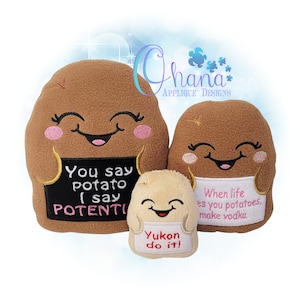 Puede incluir: Tres juguetes de peluche con forma de patata con caras y lemas bordados. La patata más grande dice "You say potato I say potenti", la patata del medio dice "When life gives you potatoes, make vodka", y la patata más pequeña dice "Yukon do it!"