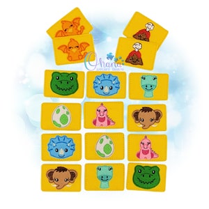 Puede incluir: Un conjunto de 16 cuadrados de fieltro amarillo con imágenes bordadas de dinosaurios, huevos y otras criaturas. Los cuadrados están dispuestos en una cuadrícula de cuatro filas y cuatro columnas.