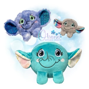 Può includere: Tre peluche di elefante con facce ricamate e pelliccia di diversi colori. Gli elefanti sono blu, grigi e turchese. L'elefante blu ha un orecchio con motivo turchese e viola. L'elefante grigio ha un orecchio con motivo arcobaleno. L'elefante turchese ha un orecchio con motivo rosa e bianco.