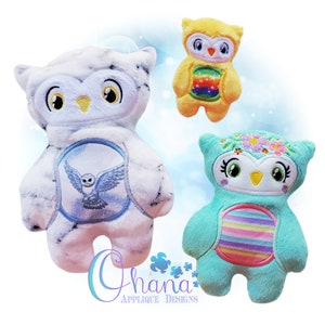 Puede incluir: Tres juguetes de peluche de búho. Uno es blanco con un patrón de mármol y una aplicación de búho azul. Otro es amarillo con una aplicación de arcoíris. El tercero es azul verdoso con una aplicación floral y una aplicación a rayas.