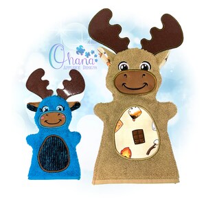 Puede incluir: Dos marionetas de peluche de alce. Una es marrón con un diseño de fogata y malvaviscos en la parte delantera. La otra es azul con un diseño a cuadros en la parte delantera.