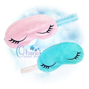 Könnte beinhalten: Zwei Schlafmasken mit gestickten Wimpern. Eine Maske ist rosa und die andere türkis.