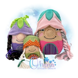 Könnte beinhalten: Drei Plüsch-Zwerge mit verschiedenen farbigen Hüten und geflochtenen Haaren. Der Zwerg links hat einen lila Hut mit grünem Besatz, der Zwerg in der Mitte hat einen rosa Hut mit türkisfarbenem Besatz und der Zwerg rechts hat einen grünen Hut mit orangefarbenem Besatz.