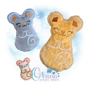 Puede incluir: Tres juguetes de peluche con forma de ratón de diferentes tamaños y colores. El ratón más grande es marrón claro con la cara blanca y remolinos blancos. El ratón mediano es gris con la cara blanca y remolinos blancos. El ratón más pequeño es blanco con la cara rosa y remolinos naranjas. Los tres ratones tienen ojos y sonrisas bordadas.