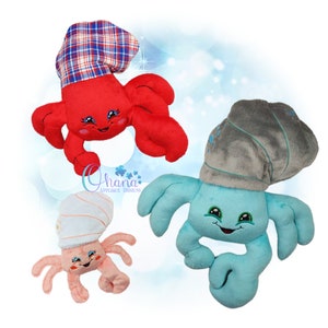 Pode incluir: Três caranguejos eremitas de pelúcia com conchas de diferentes cores. O primeiro caranguejo tem uma concha vermelha com um padrão xadrez na parte superior. O segundo caranguejo tem uma concha azul com uma concha cinza na parte superior. O terceiro caranguejo tem uma concha rosa com uma concha branca na parte superior.