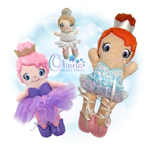 Puede incluir: Tres muñecas de bailarina de peluche con cabello y tutús de diferentes colores. Las muñecas llevan coronas y tienen rasgos faciales bordados. Las muñecas están sobre un fondo azul claro con nubes blancas.