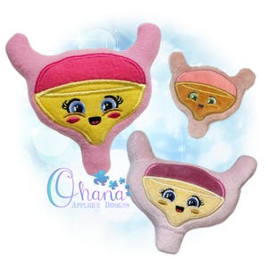 Puede incluir: Tres juguetes de peluche con forma de vejiga en rosa, amarillo y marrón. Cada juguete tiene una cara sonriente con ojos azules y una expresión feliz. Los juguetes están diseñados con detalles de apliques y probablemente están hechos a mano.