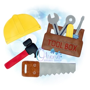 Puede incluir: Un conjunto de diseños de apliques de fieltro para un disfraz de trabajador de la construcción. El conjunto incluye un casco amarillo, una caja de herramientas marrón con herramientas, un martillo rojo y negro y una sierra marrón y gris.