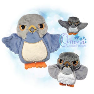 Puede incluir: Tres juguetes de peluche de pájaros de diferentes tamaños. Los pájaros tienen cabezas grises, alas azules y pies naranjas. El texto "Ohana Applique Designs" es visible en la imagen.