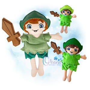 Puede incluir: Tres muñecos de peluche que representan un personaje con cabello castaño rojizo, ojos azules y un sombrero verde. Cada muñeco viste una túnica y pantalones cortos verdes y sostiene una espada de juguete marrón. Tienen piel clara.