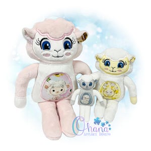 Puede incluir: Tres juguetes de peluche de oveja en diferentes tamaños. La oveja más grande es rosa con piel blanca y ojos azules. La oveja del medio es blanca con piel amarilla y ojos azules. La oveja más pequeña es gris con piel blanca y ojos azules. Las tres ovejas tienen detalles bordados y llevan ovejas más pequeñas en sus vientres.