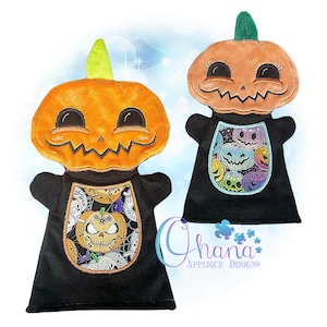 Peut inclure: Deux marionnettes de main en forme de citrouille d'Halloween. Une marionnette a un visage noir et orange avec un sourire cousu. L'autre marionnette a un visage noir et orange avec un sourire cousu et un motif coloré de citrouilles sur le devant. Les marionnettes sont en feutre et ont un fond noir.
